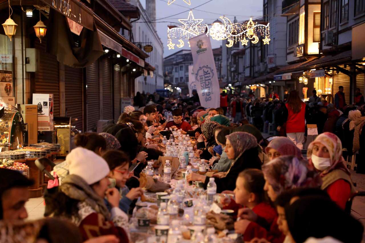 Karatay’da Kadir Gecesi’nde kardeşlik sofraları kuruldu 6